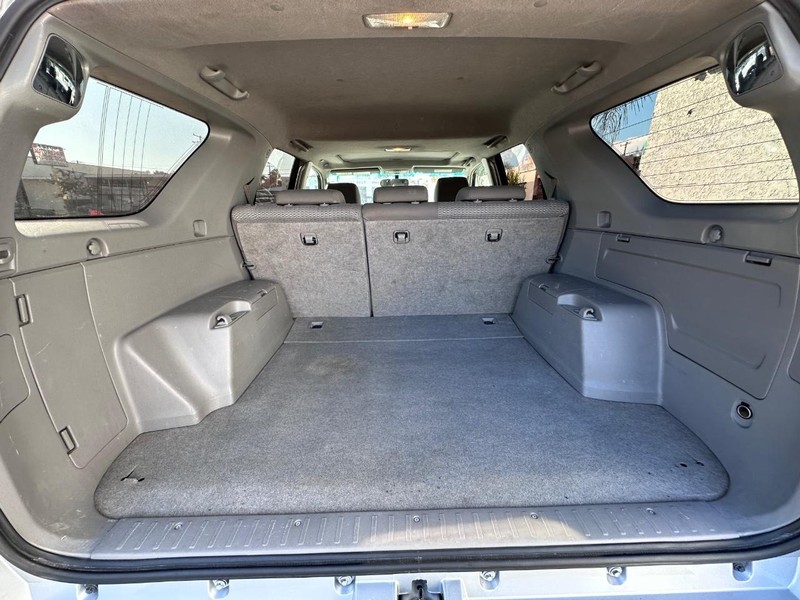 Toyota 4Runner Vehicle Full-screen Gallery Image 15