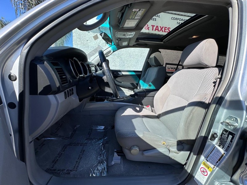Toyota 4Runner Vehicle Full-screen Gallery Image 16