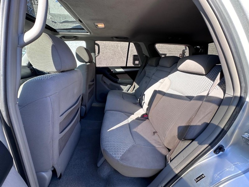 Toyota 4Runner Vehicle Full-screen Gallery Image 17