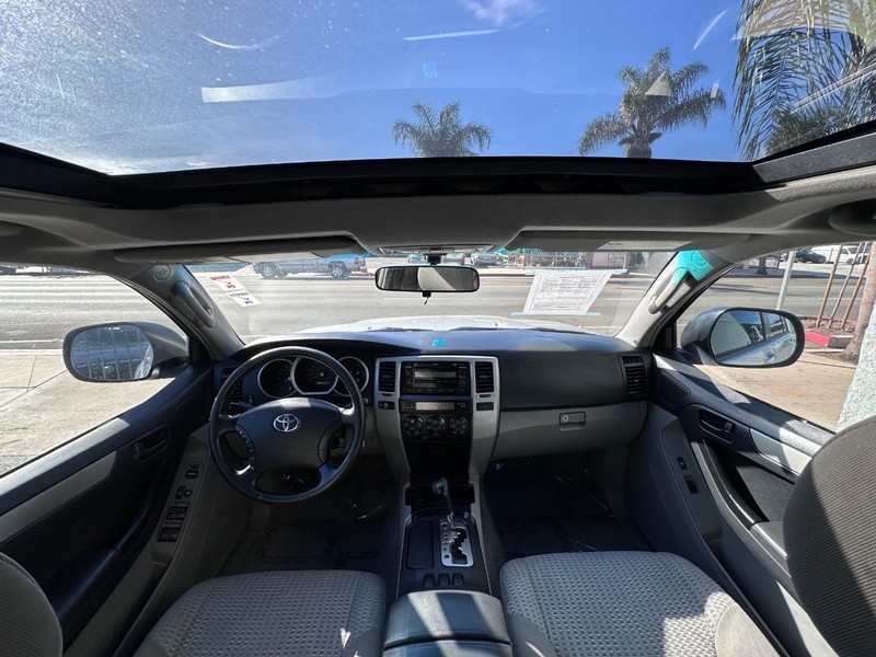 Toyota 4Runner Vehicle Full-screen Gallery Image 18