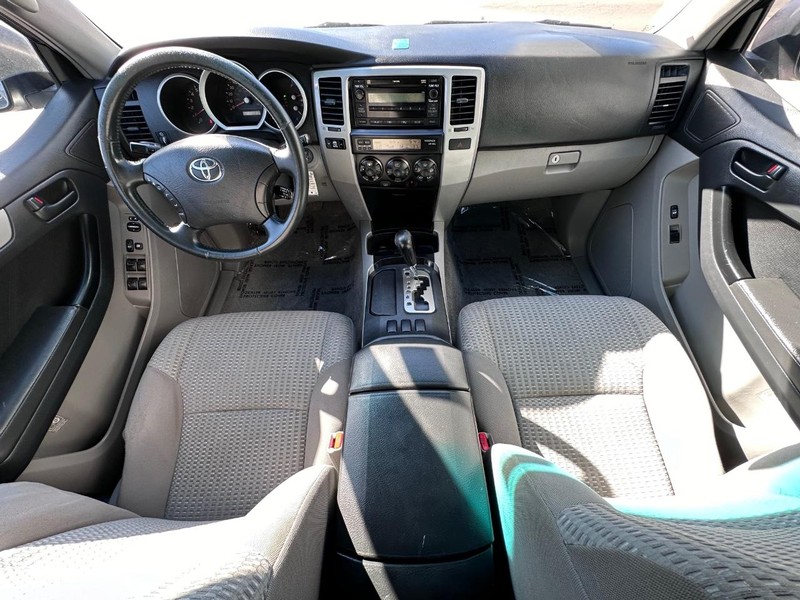 Toyota 4Runner Vehicle Full-screen Gallery Image 19