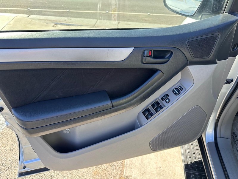 Toyota 4Runner Vehicle Full-screen Gallery Image 20