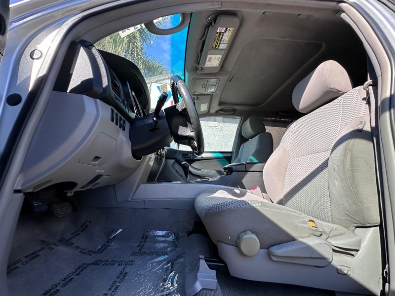 Toyota 4Runner Vehicle Full-screen Gallery Image 21