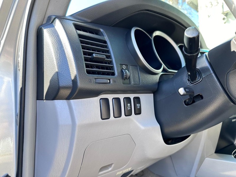 Toyota 4Runner Vehicle Full-screen Gallery Image 22