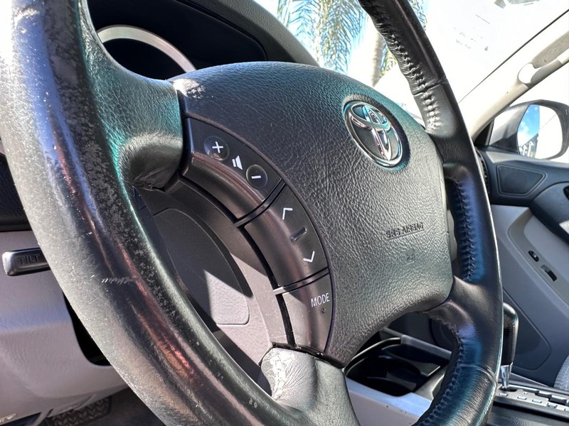 Toyota 4Runner Vehicle Full-screen Gallery Image 23