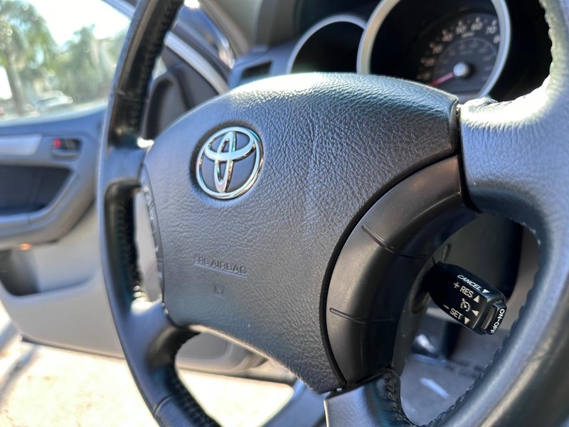 Toyota 4Runner Vehicle Full-screen Gallery Image 24