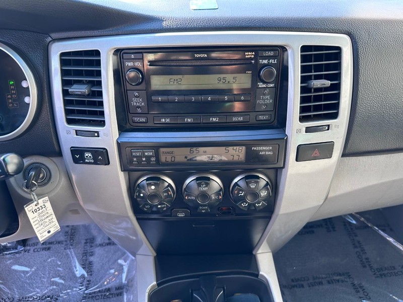 Toyota 4Runner Vehicle Full-screen Gallery Image 25