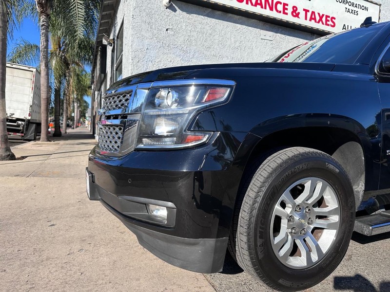 Chevrolet Suburban Vehicle Full-screen Gallery Image 8