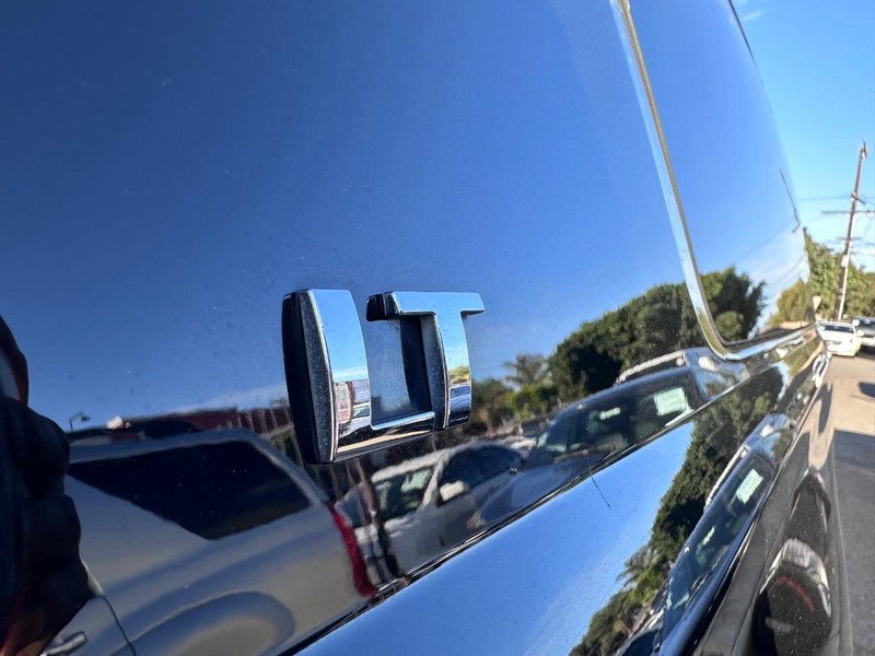 Chevrolet Suburban Vehicle Full-screen Gallery Image 12