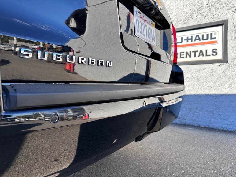 Chevrolet Suburban Vehicle Full-screen Gallery Image 14
