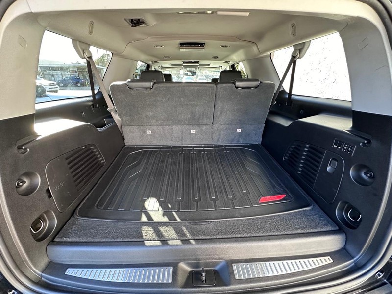 Chevrolet Suburban Vehicle Full-screen Gallery Image 15