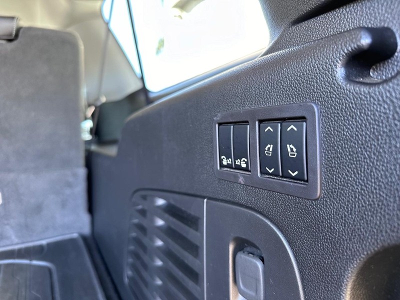 Chevrolet Suburban Vehicle Full-screen Gallery Image 16
