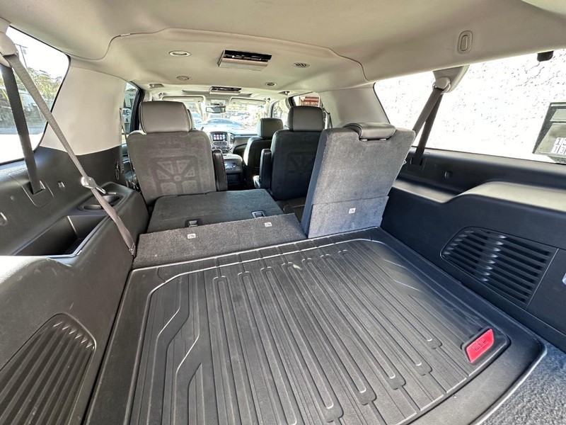 Chevrolet Suburban Vehicle Full-screen Gallery Image 17