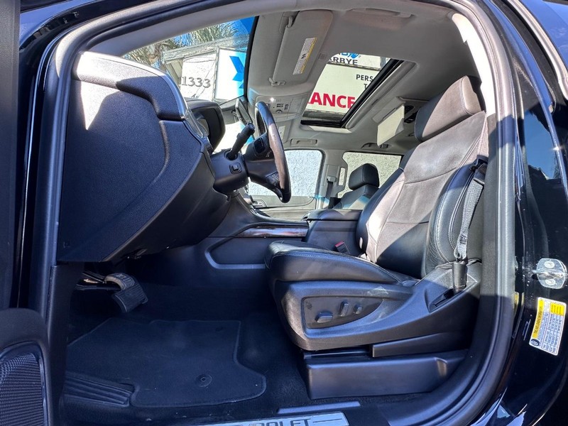 Chevrolet Suburban Vehicle Full-screen Gallery Image 18