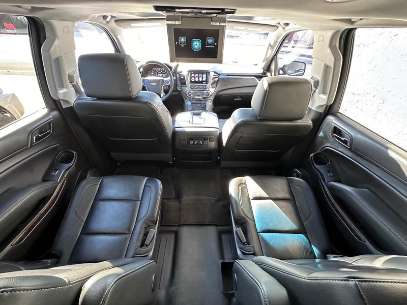 Chevrolet Suburban Vehicle Full-screen Gallery Image 20