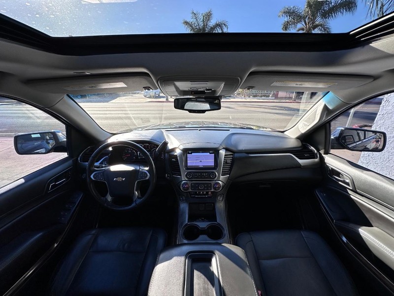 Chevrolet Suburban Vehicle Full-screen Gallery Image 21