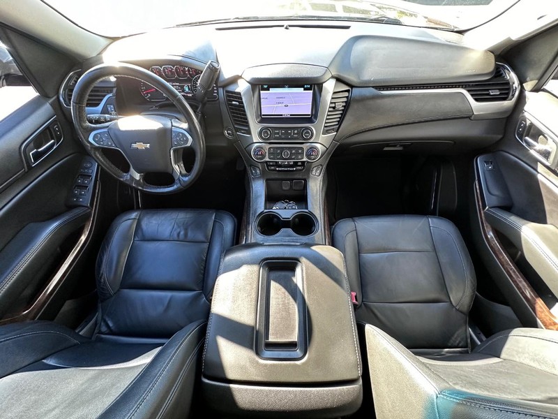 Chevrolet Suburban Vehicle Full-screen Gallery Image 22