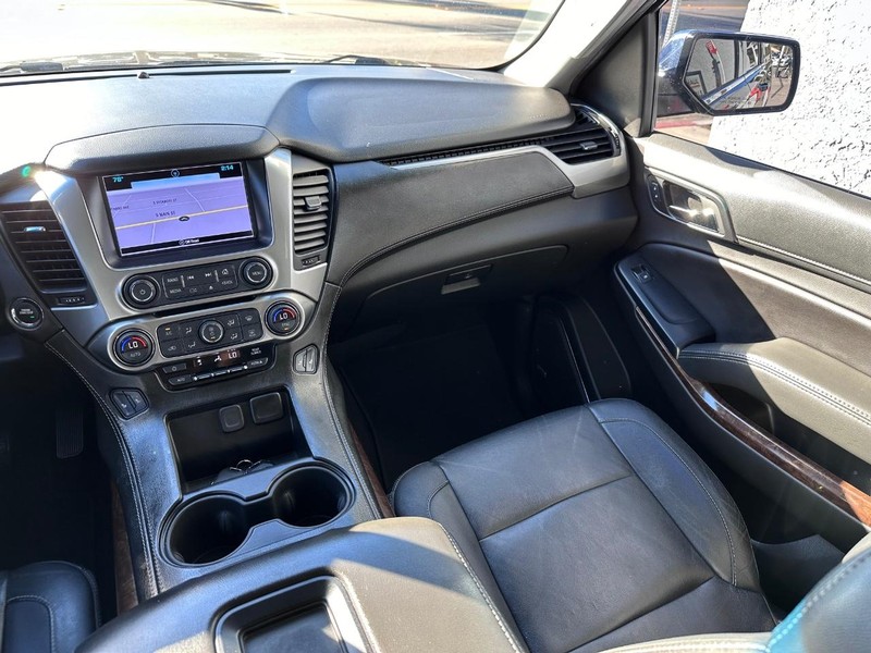Chevrolet Suburban Vehicle Full-screen Gallery Image 24