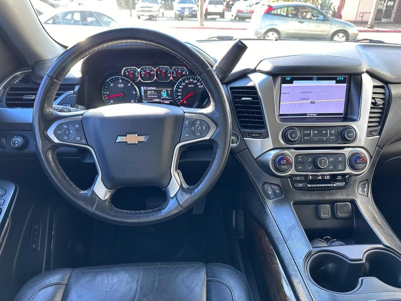 Chevrolet Suburban Vehicle Full-screen Gallery Image 25