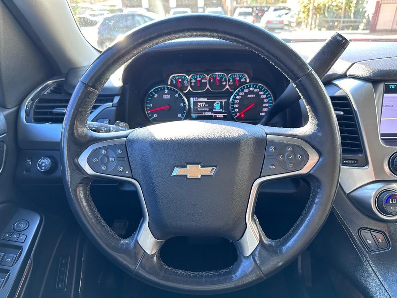 Chevrolet Suburban Vehicle Full-screen Gallery Image 26