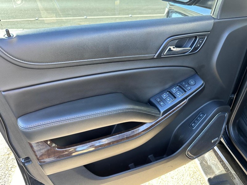 Chevrolet Suburban Vehicle Full-screen Gallery Image 28