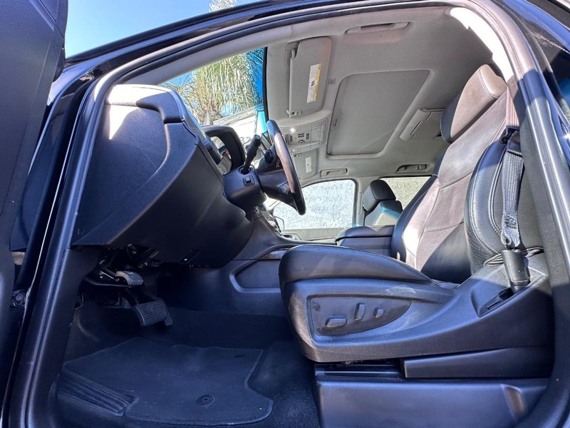 Chevrolet Suburban Vehicle Full-screen Gallery Image 29