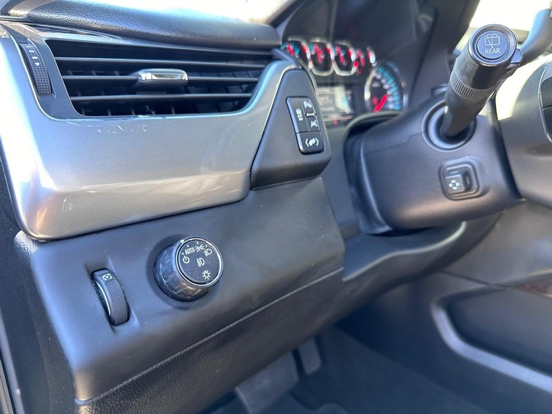 Chevrolet Suburban Vehicle Full-screen Gallery Image 30