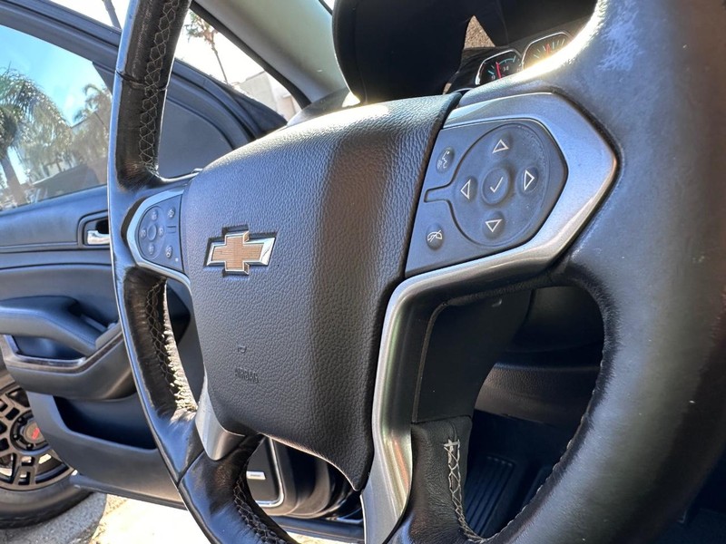 Chevrolet Suburban Vehicle Full-screen Gallery Image 32