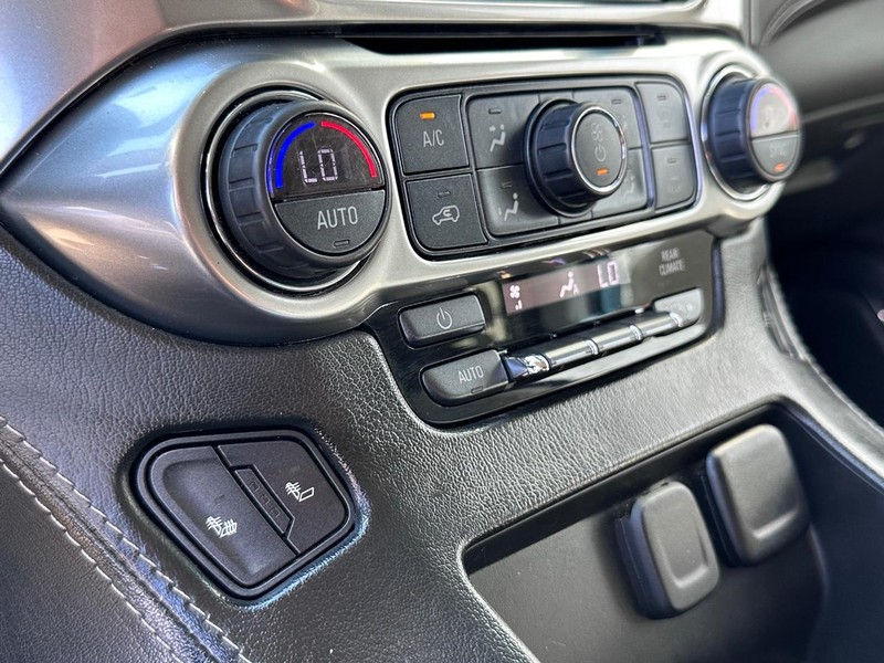 Chevrolet Suburban Vehicle Full-screen Gallery Image 33
