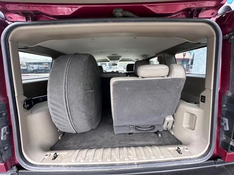 HUMMER H2 Vehicle Full-screen Gallery Image 16