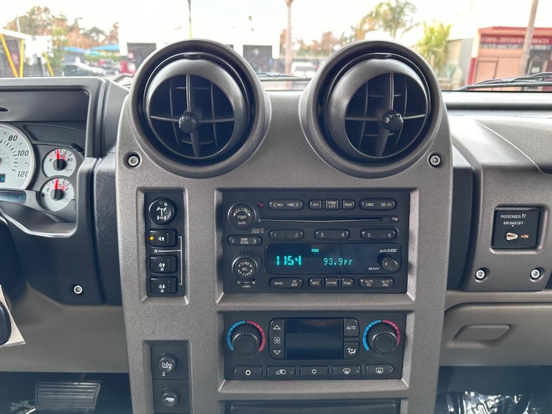 HUMMER H2 Vehicle Full-screen Gallery Image 22