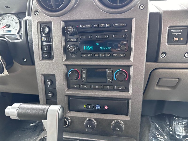 HUMMER H2 Vehicle Full-screen Gallery Image 23