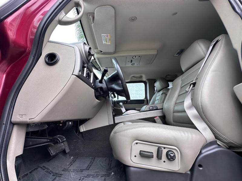HUMMER H2 Vehicle Full-screen Gallery Image 28