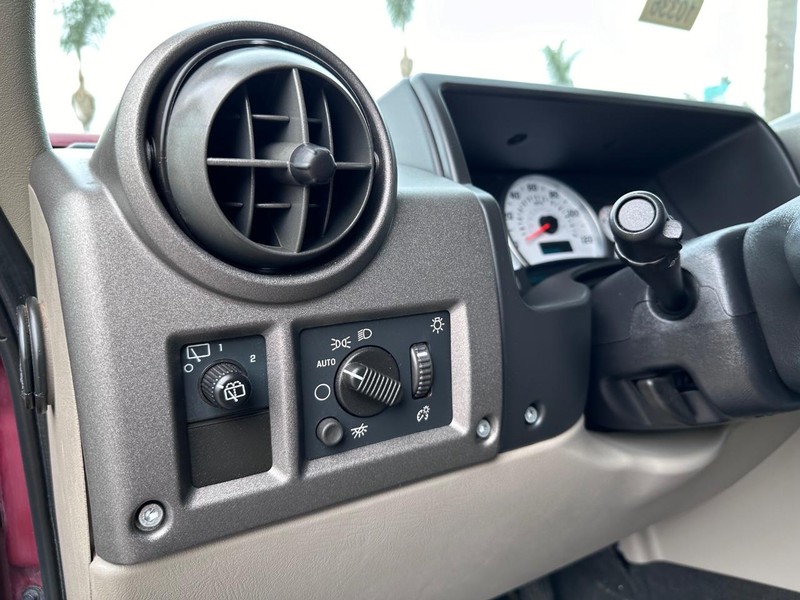 HUMMER H2 Vehicle Full-screen Gallery Image 29
