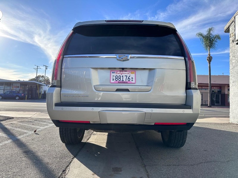 Cadillac Escalade Vehicle Full-screen Gallery Image 4