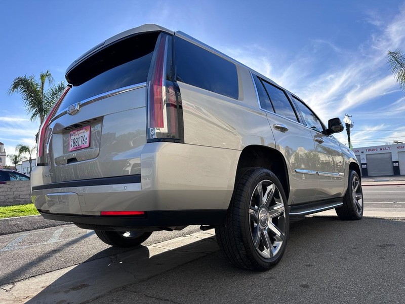 Cadillac Escalade Vehicle Full-screen Gallery Image 5