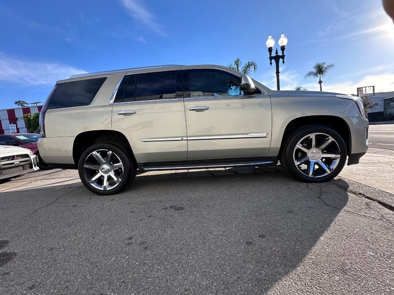 Cadillac Escalade Vehicle Full-screen Gallery Image 6