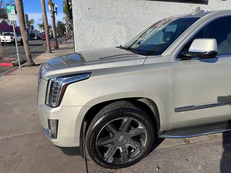 Cadillac Escalade Vehicle Full-screen Gallery Image 11