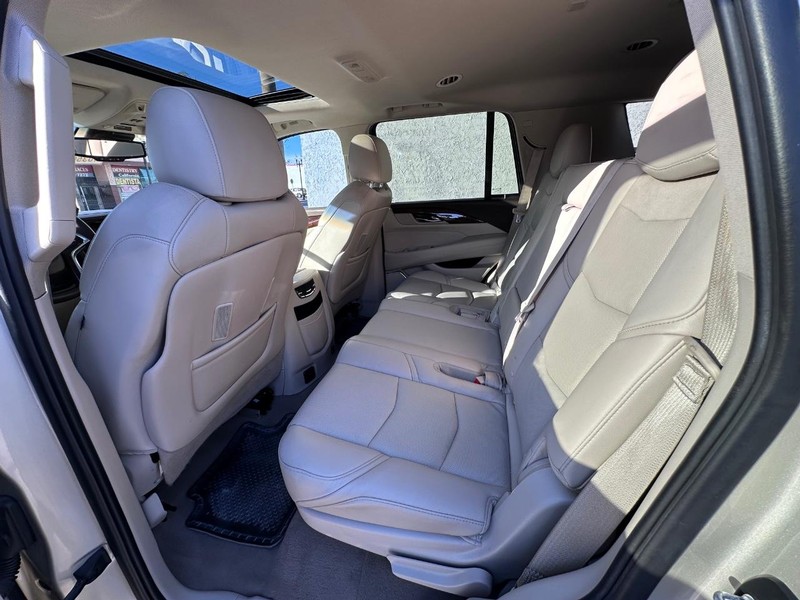 Cadillac Escalade Vehicle Full-screen Gallery Image 18