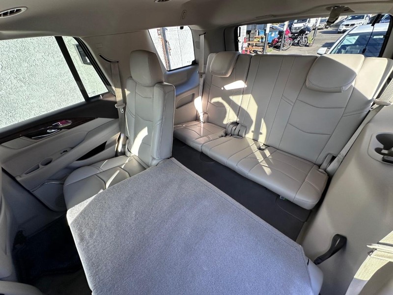 Cadillac Escalade Vehicle Full-screen Gallery Image 19