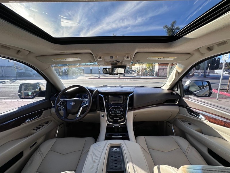 Cadillac Escalade Vehicle Full-screen Gallery Image 20