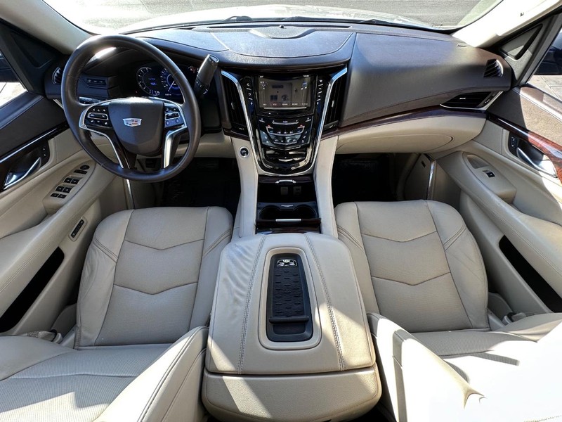 Cadillac Escalade Vehicle Full-screen Gallery Image 21