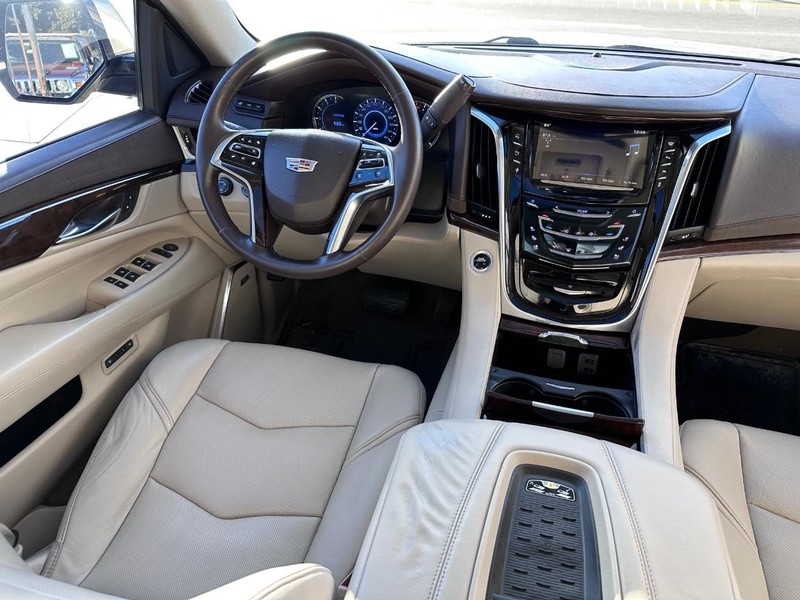 Cadillac Escalade Vehicle Full-screen Gallery Image 22