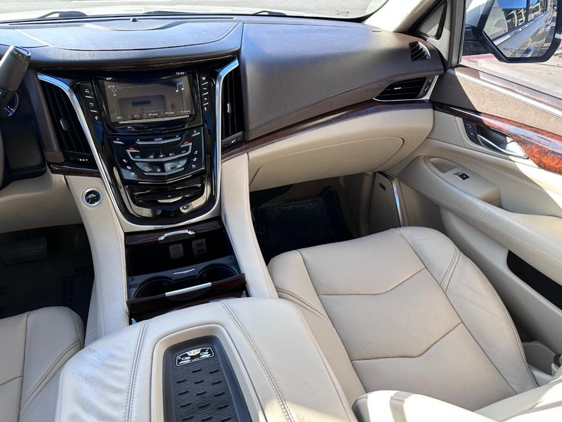 Cadillac Escalade Vehicle Full-screen Gallery Image 23