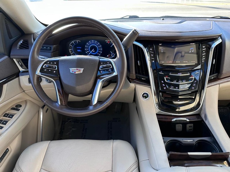 Cadillac Escalade Vehicle Full-screen Gallery Image 24