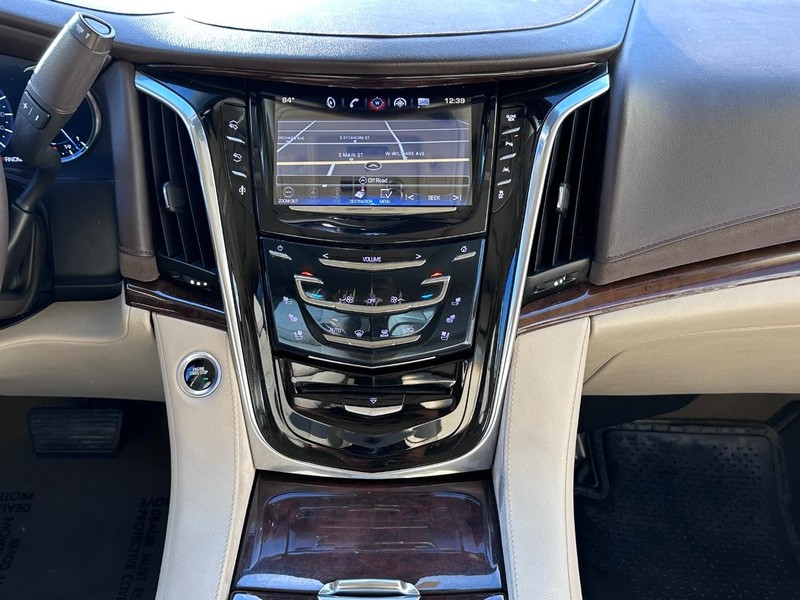 Cadillac Escalade Vehicle Full-screen Gallery Image 26