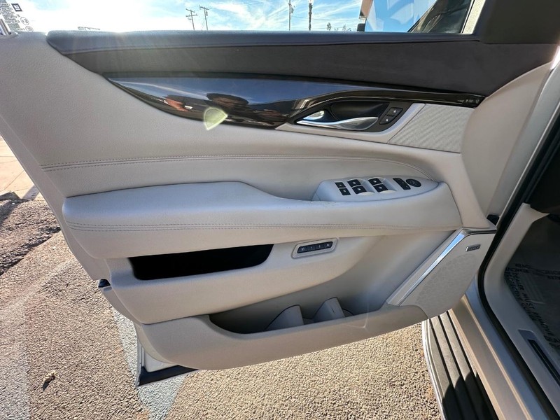 Cadillac Escalade Vehicle Full-screen Gallery Image 28