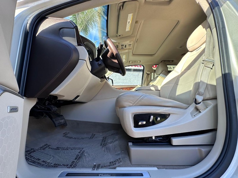 Cadillac Escalade Vehicle Full-screen Gallery Image 29