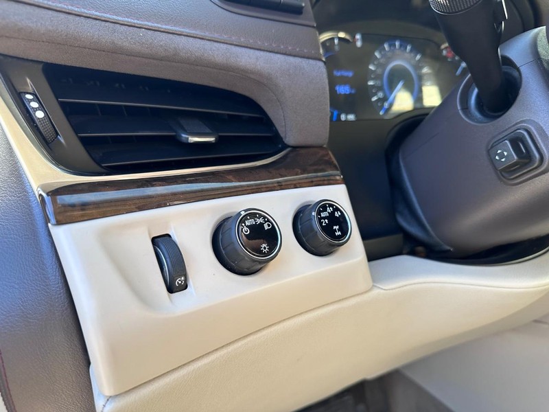 Cadillac Escalade Vehicle Full-screen Gallery Image 30