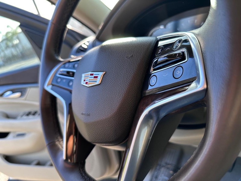 Cadillac Escalade Vehicle Full-screen Gallery Image 32